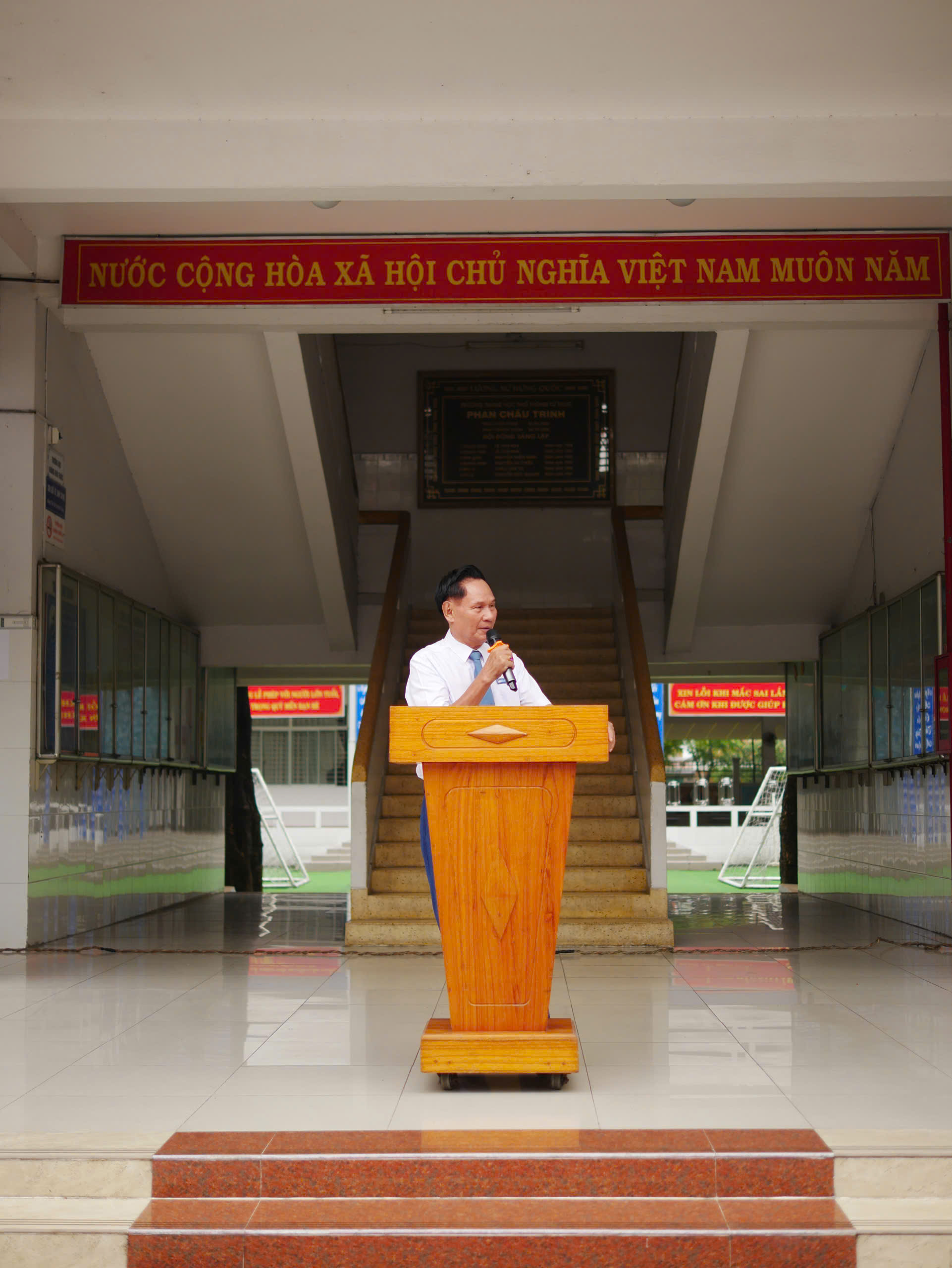 "Các em phải học cách yêu thương"