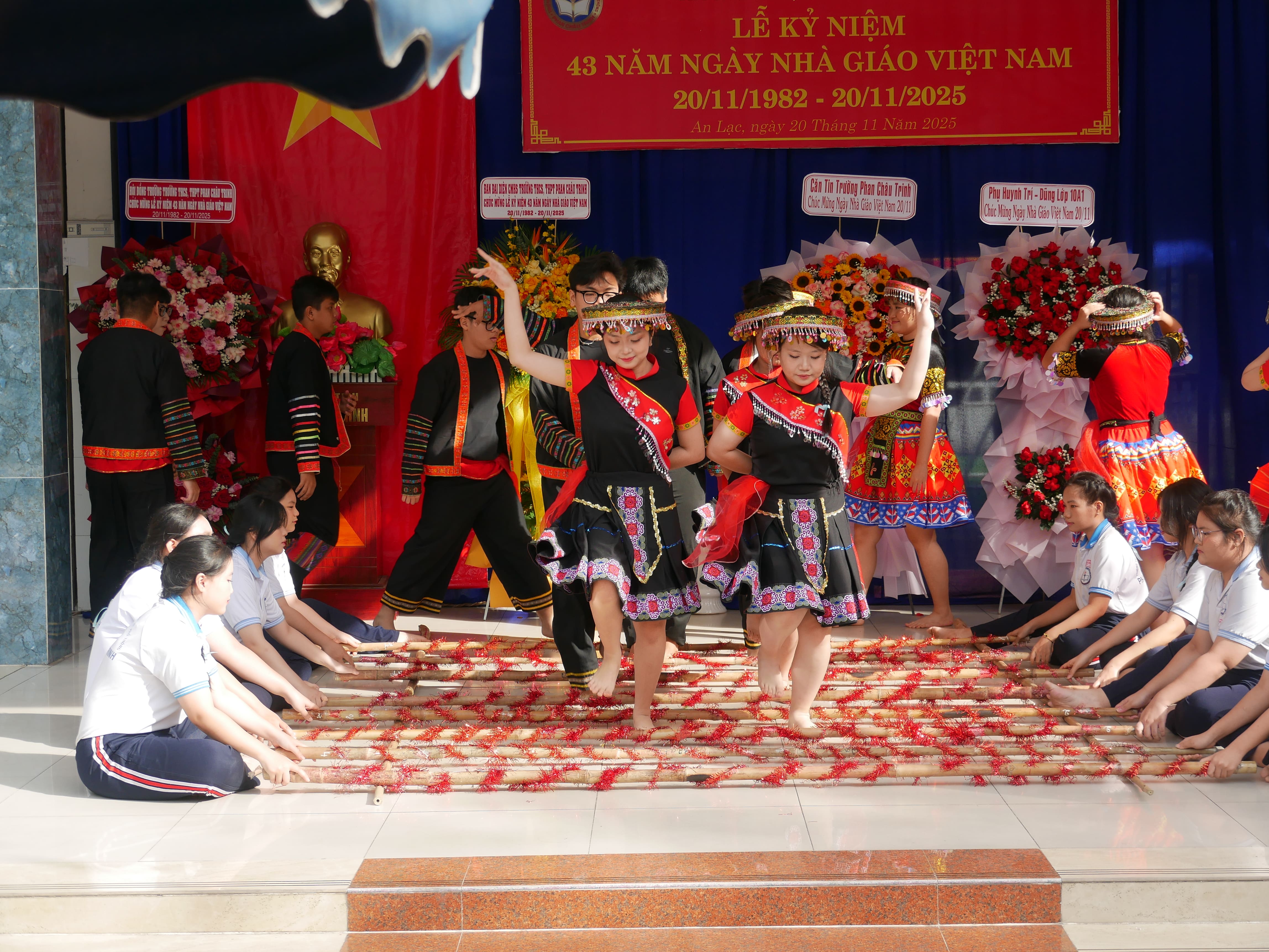 Lễ kỷ niệm 43 năm ngày Nhà giáo Việt Nam và 25 thành lập trường
