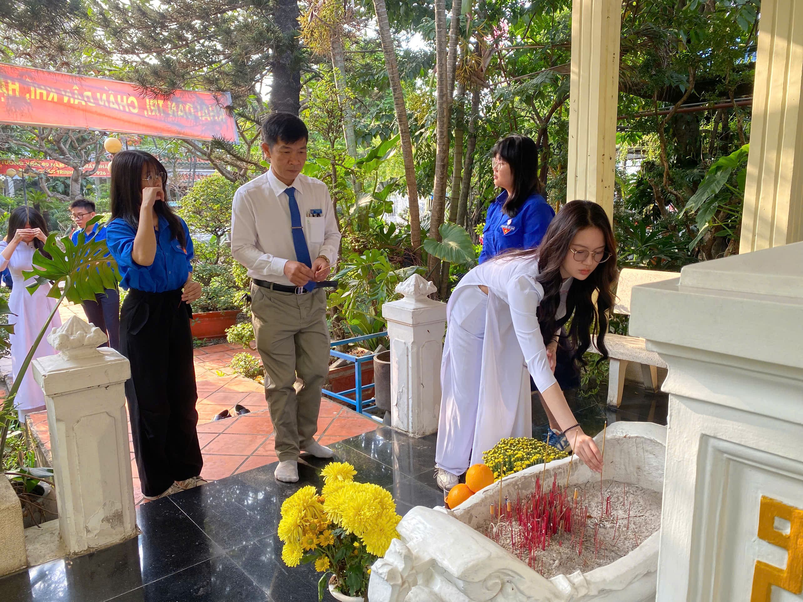 Viếng thăm mộ cụ Phan Châu Trinh